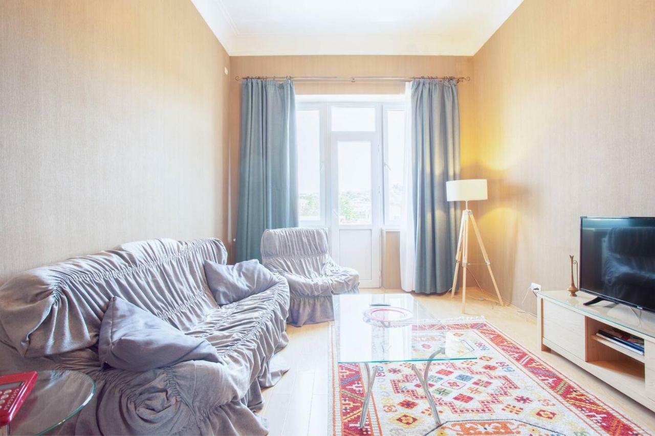 Wehost Apartment On A Colorful Street Tbilisi Buitenkant foto