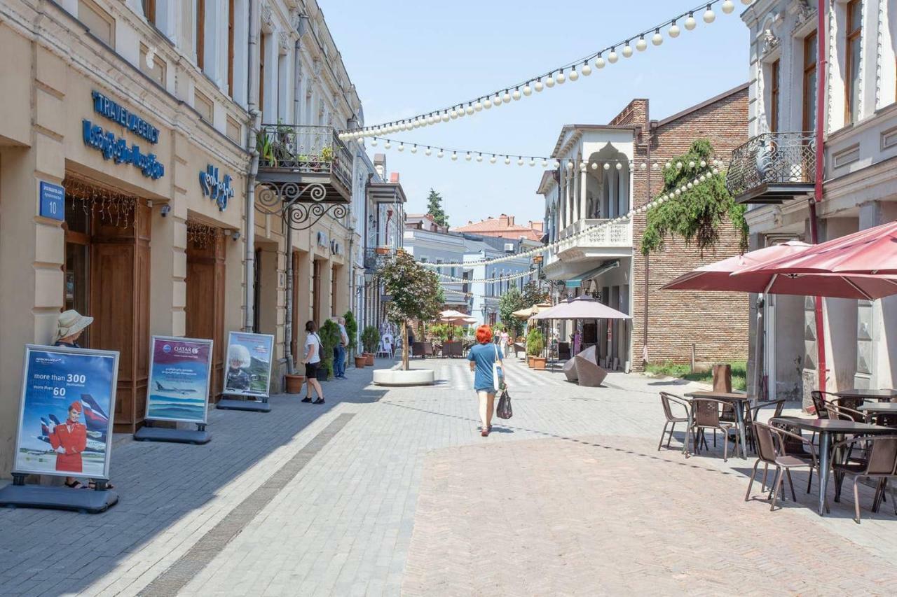 Wehost Apartment On A Colorful Street Tbilisi Buitenkant foto