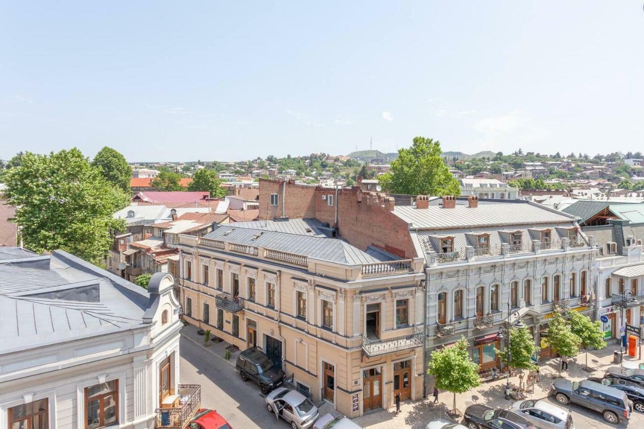 Wehost Apartment On A Colorful Street Tbilisi Buitenkant foto