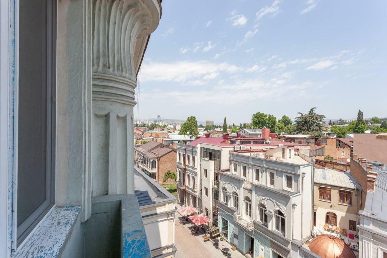Wehost Apartment On A Colorful Street Tbilisi Buitenkant foto
