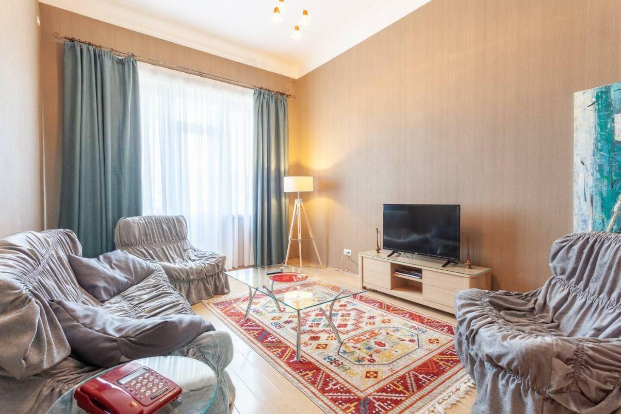 Wehost Apartment On A Colorful Street Tbilisi Buitenkant foto