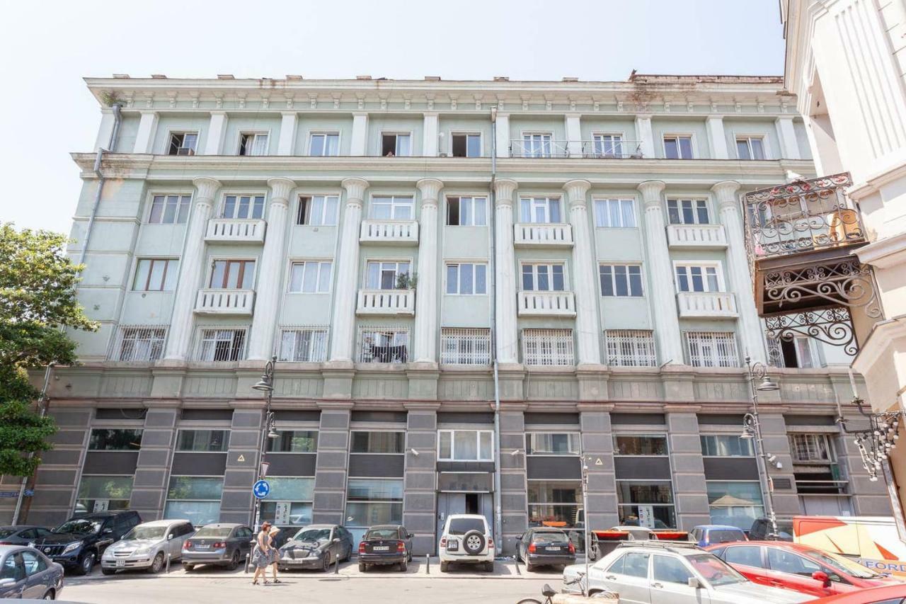 Wehost Apartment On A Colorful Street Tbilisi Buitenkant foto
