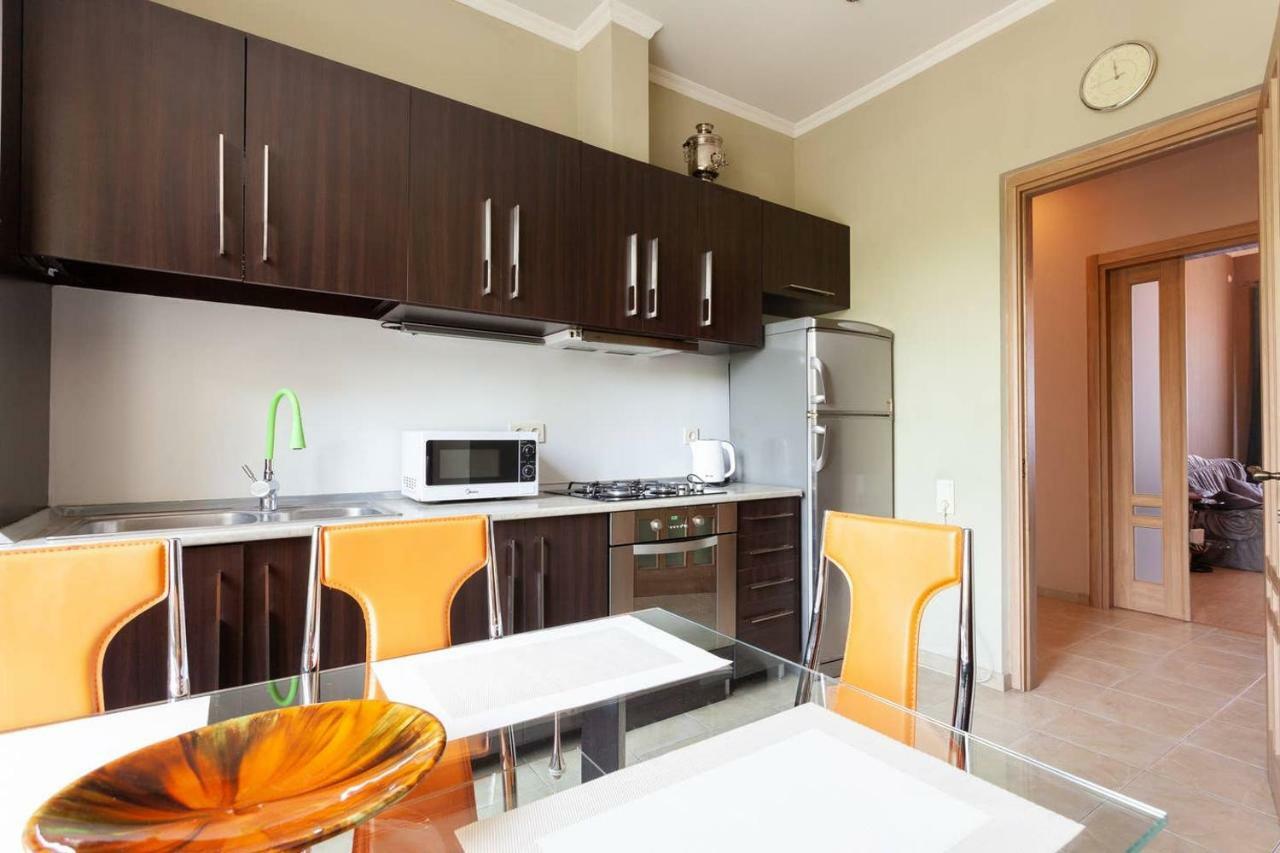 Wehost Apartment On A Colorful Street Tbilisi Buitenkant foto